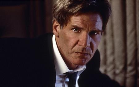 Những bộ phim xúc động cho Ngày của Cha - 1 James Marshall (Harrison Ford) trong Air force one không chỉ là một nhà lãnh đạo tuyệt vời mà còn là một người chồng, người cha mẫu mực. Một mình James Marshall đã đối mặt với bọn khủng bố trên máy bay để tìm cách cứu bà xã Grace (Wendy Crewson) và cô con gái 12 tuổi xinh xắn Alice (Liesel Matthews). Nhờ diễn xuất tuyệt vời trên phim, Harrison Ford đã trở thành hình mẫu lý tưởng cho mọi ông bố trên toàn nước Mỹ.