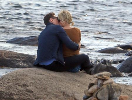 “Mổ xẻ” mối tình nhanh hơn ánh sáng giữa Taylor Swift và Tom Hiddleston - 1 Tom Hiddleston đang yêu say đắm Taylor Swift