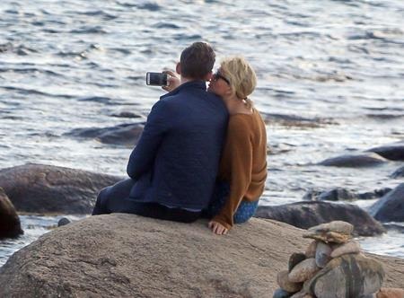 “Mổ xẻ” mối tình nhanh hơn ánh sáng giữa Taylor Swift và Tom Hiddleston - 2 Cặp sao khăng khít không nỡ rời xa