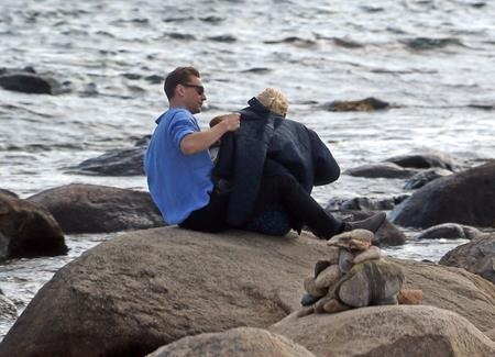 “Mổ xẻ” mối tình nhanh hơn ánh sáng giữa Taylor Swift và Tom Hiddleston - 4 … ân cần chăm sóc cho Taylor Swift