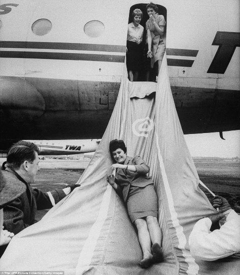 Tiết lộ hậu trường đào tạo tiếp viên hàng không 50 năm trước - 1