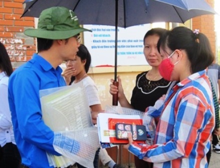 Hơn 73.000 sinh viên tình nguyện tham gia “Tiếp sức mùa thi” 2016 - 1
Sinh viên tình nguyện đang tư vấn hỗ trợ thí sinh và người nhà