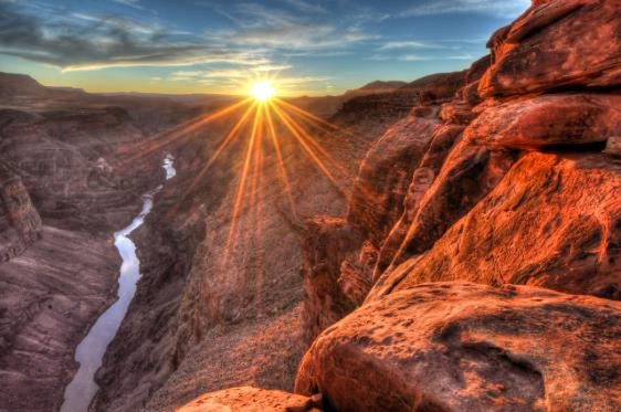 10 nơi ngắm hoàng hôn đẹp nhất thế giới - 7
One of America’s most notable natural features, The Grand Canyon attracts roughly five million people each year. Some come to see the sights and maybe fit in a hike or mule ride, while others come specifically to watch the sunset over the canyon walls. While there are many great places to take in the sunrise, NPS suggests getting out to Yaki Point or Lipan Point—or if you want something a little more special, walk the Rim Trail and take in the sunset out past Pipe Creek Vista.