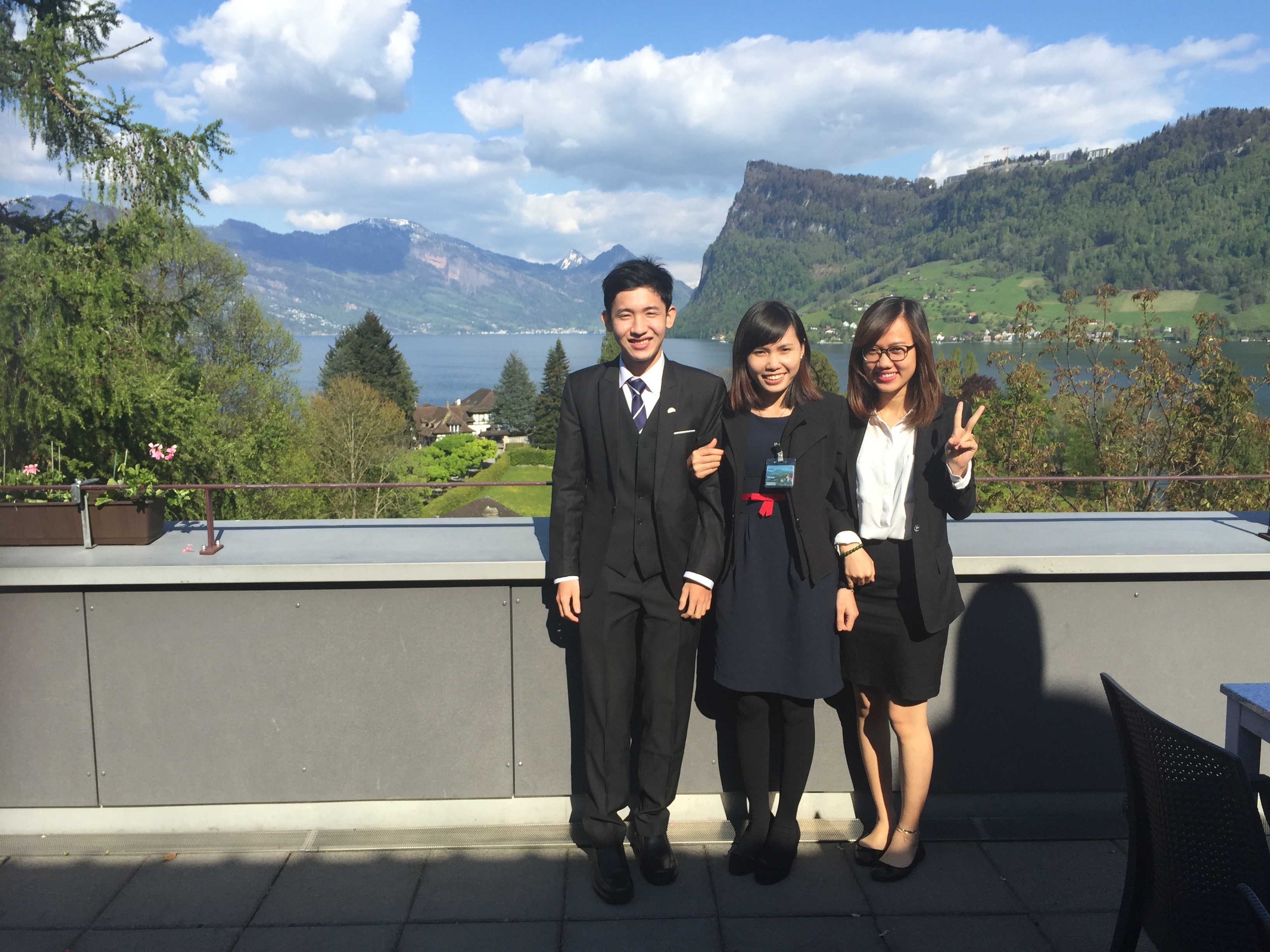 
Du học BB Cầu Xanh và các bạn sinh viên tại phía ngoài nhà ăn trường IMI
