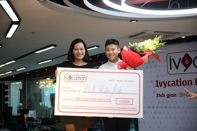 Điểm số hay hoạt động xã hội tạo nên sự khác biệt? - 3
Chị Nguyễn Thị Bích Diệp – Giám đốc trung tâm Ivycation trao giải cho quán quân khóa học Đinh Hữu Đức.