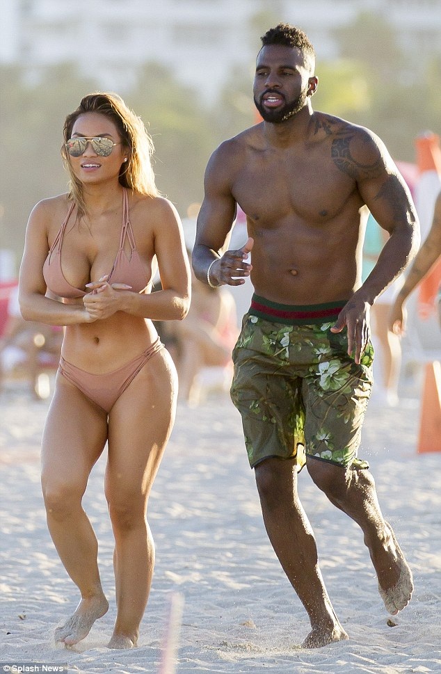 Bồ cũ của 50 cent tung tăng trên biển cùng bạn trai mới - 1
Người mẫu Daphne Joy và bồ mới Jason Derulo đang tận hưởng kỳ nghỉ đầu năm mới tại Miami, Mỹ