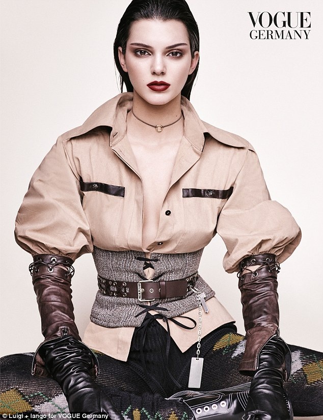 Kendall Jenner liên tục lên bìa tạp chí Vogue - 2
Em cô Kim là cái tên hot nhất nhì làng mẫu quốc tế hiện nay. Mấy tháng gần đây, siêu mẫu 21 tuổi này liên tục được mời chụp hình cho tạp chí thời trang Vogue danh tiếng