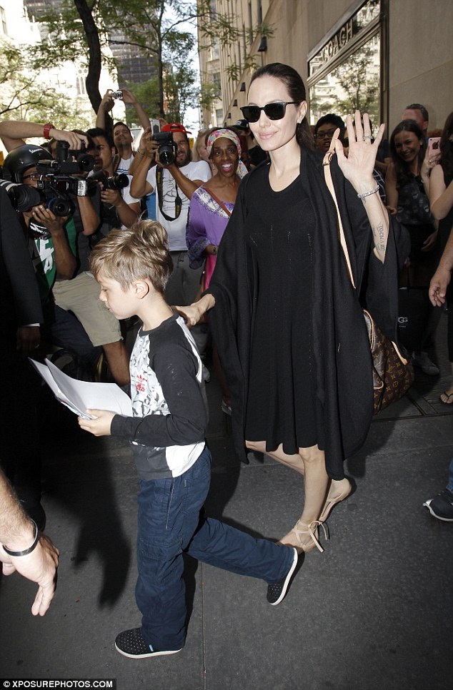 
Đông đảo người hâm mộ chờ ngắm hai mẹ con trước cửa hiệu đồ chơi
