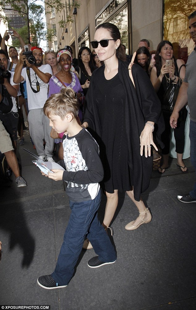 
Cậu bé rất hiền, ngoan ngoãn và thường cùng gia đình đi vòng quanh thế giới mỗi tháng
