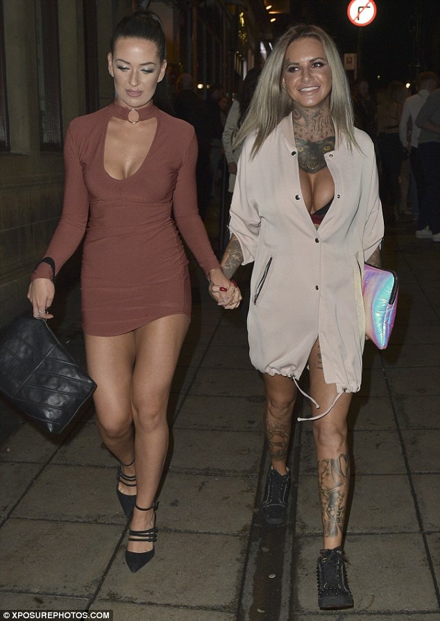 
Cô cũng trở thành gương mặt đắt show sự kiện của xứ sương mù
