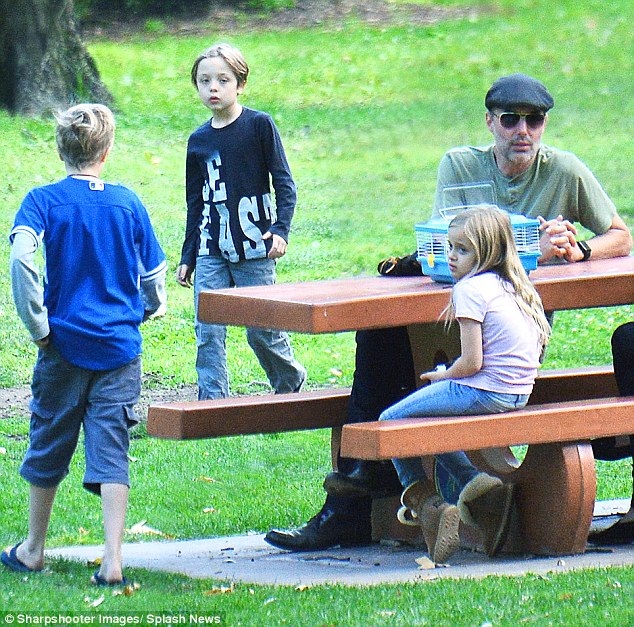 Anh trai Angelina Jolie bận rộn chăm cháu - 1
James Haven - anh trai minh tinh Angelina Jolie đưa 3 cháu là Shiloh, Vivienne và Know đi chơi ở 1 công viên ở Los Angeles ngày 19/9, 1 ngày trước khi Jolie đệ đơn xin ly dị Brad Pitt lên tòa án