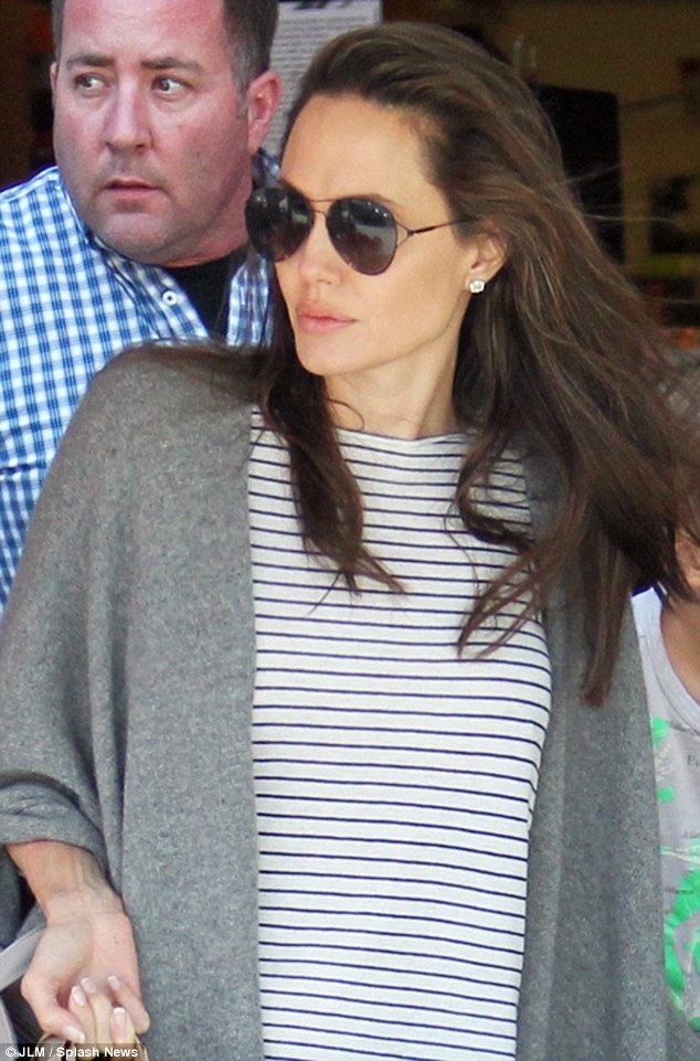 Bắt gặp Angelina Jolie đi siêu thị cùng con - 3
Ngôi sao 41 tuổi ăn vận đơn giản và thanh lịch như thường thấy, gần đây cô không tham gia nhiều dự án điện ảnh trong vai trò diễn viên