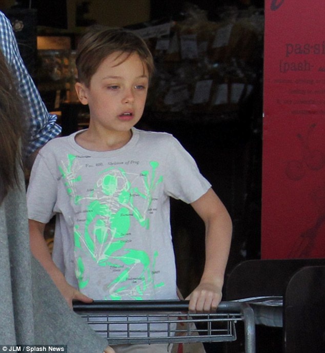Bắt gặp Angelina Jolie đi siêu thị cùng con - 5
Knox là 1 trong 3 con đẻ của Jolie - Pitt, cậu nhóc ít sống ở 1 nơi quá lâu mà thường xuyên cùng bố mẹ - anh chị em đi vòng quanh thế giới