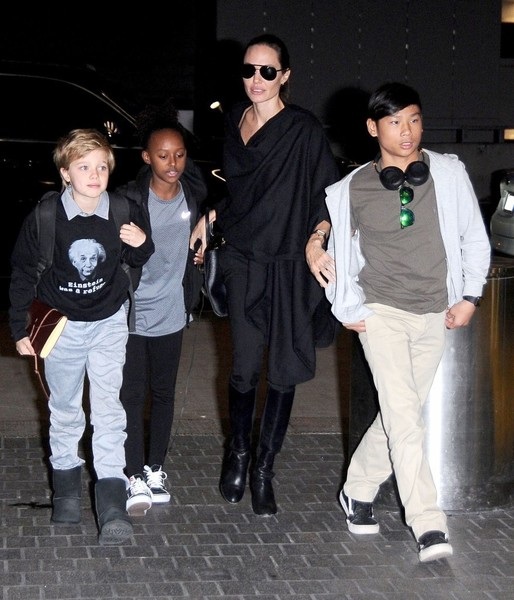 Bắt gặp Angelina Jolie đi siêu thị cùng con - 6
Pax Thiên ngoài cùng bên phải là 1 cậu nhóc Việt Nam may mắn được Jolie nhận nuôi từ năm 2007. Trở thành thành viên trong gia đình nổi tiếng này, cậu nhóc người Việt cũng được báo giới rất quan tâm