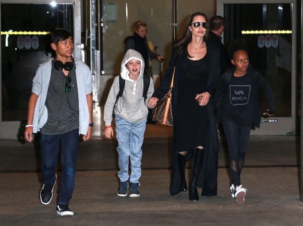 Bắt gặp Angelina Jolie đi siêu thị cùng con - 7
Angelina vừa có 3 tháng sống tại Campuchia để thực hiện bộ phim tài liệu mang tên First They Killed My Father.