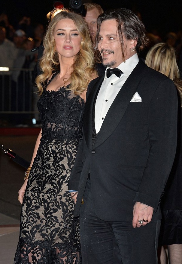 
Johnny Depp và vợ - nữ diễn viên Amber Heard tới tham dự Liên hoan phim quốc tế Palm Springs vào ngày 2/1 vừa rồi. 
