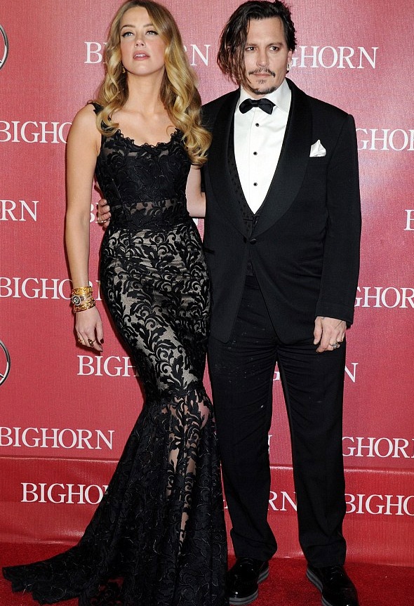 
Amber Heard mới 29 tuổi còn chồng cô, Johnny Depp 52 tuổi. Cặp đôi làm đám cưới được 1 năm.
