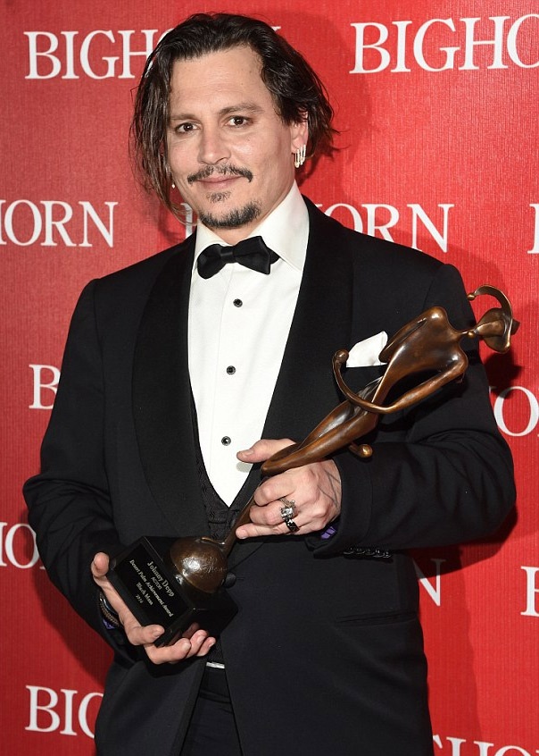 
Johnny Depp nhận giải thưởng Thành tựu của Liên hoan phim quốc tế Palm Springs.
