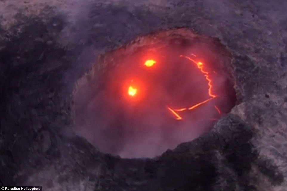 "Mẹ thiên nhiên" bất chợt mỉm cười trong dung nham núi lửa - 1
Núi lửa Kilauea ở Hawaii đã phun trào rất đáng sợ, tuy nhiên khi nhìn từ trên cao, ngọn núi dường như đang cười. (Nguồn: DailyMail).