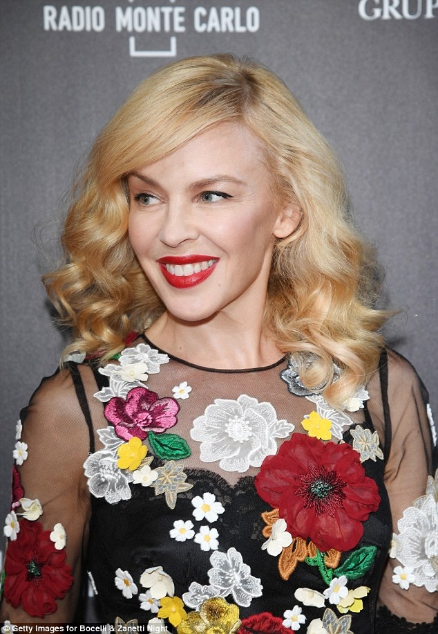 48 tuổi, diva Úc vẫn trẻ đẹp - 1
Kylie Minoguerạng ngời dự bữa tiệc tại Milan, Ý ngày 25/5 vừa qua