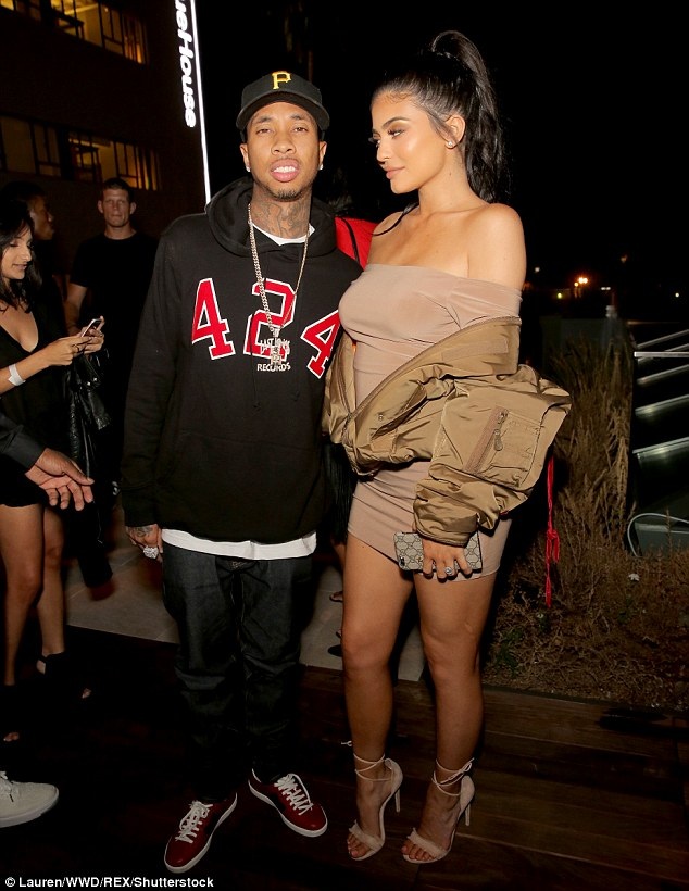 
Kylie Jenner cùng bạn trai gốc Việt Tyga đi chơi tối ở Los Angeles ngày 1/9 vừa qua
