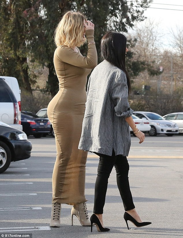 Khloe Kardashian khoe thân hình nảy nở - 3
Em cô Kim nổi bật trên phố với chiều cao chuẩn, cô tôn thêm dáng bằng đôi bốt thấp cổ Balenciaga giá gần 2000 đô la
