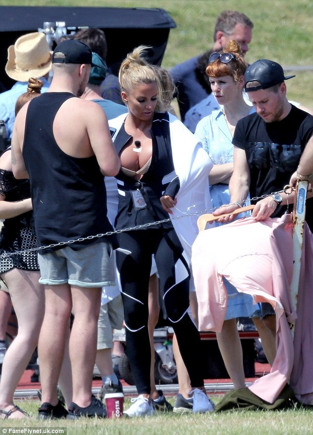 
Bà mẹ 5 con luôn muốn có hình ảnh đẹp hoàn hảo trong mắt fans, vì thế cô không ngại ngần chỉnh sửa làm đẹp
