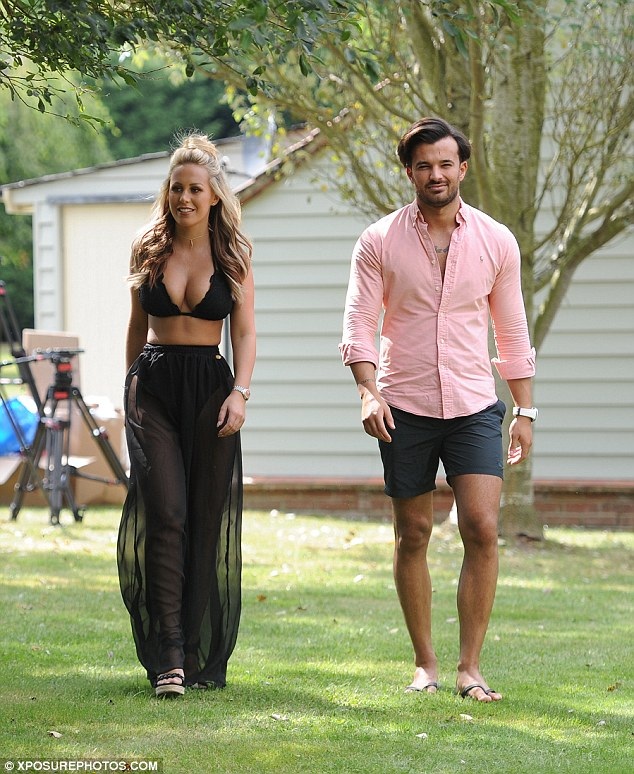 
Kate Wright khoe vòng một đầy đặn bên bạn bè
