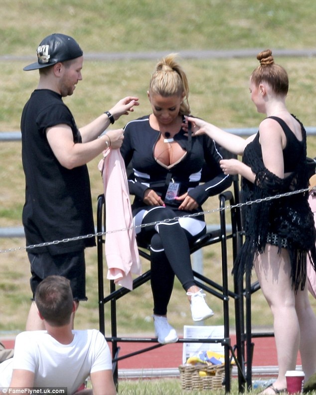 
Vốn là người mẫu, nhà văn, sao truyền hình thực tế... nổi tiếng, Katie kiếm bộn tiền trong những năm qua nhờ xây dựng hình ảnh riêng - hoàn hảo, đa tài
