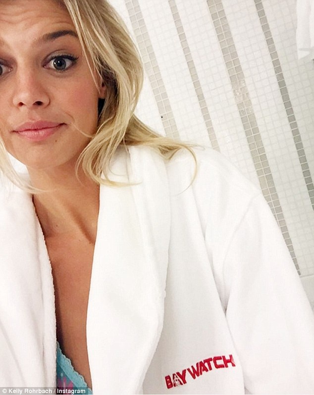 
Người đẹp tập trung hoàn toàn cho công việc
