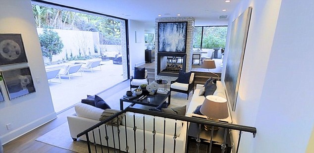 Em cô Kim mua dinh thự sang trọng của sao phim "Yêu nữ thích hàng hiệu" - 8
Kendall vốn sở hữu 1 căn nhà giá hơn 1 triệu đô - cô tậu vào năm 2014