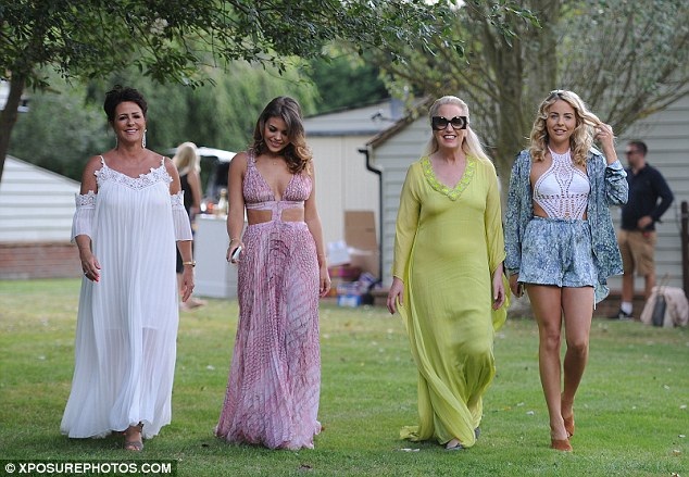 
Các người đẹp đã có 1 bữa tiệc vui vẻ bên nhau.
