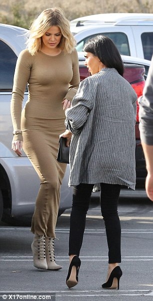 Khloe Kardashian khoe thân hình nảy nở - 9
Chị em cô Kim đều ăn vận rất sành điệu