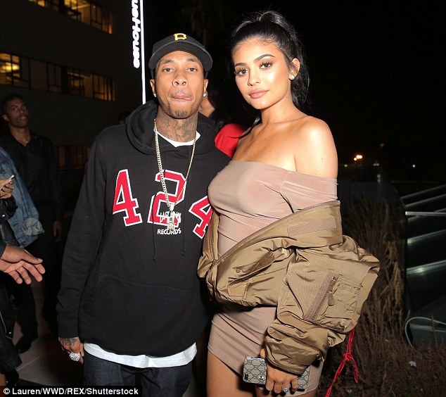 
Ca sỹ gốc Việt Tyga thừa nhận áp lực khi yêu 1 cô gái quá nổi tiếng. Cặp đôi từng chia tay nhau nhưng vì quá yêu nên hàn gắn sau 2 tháng xa cách
