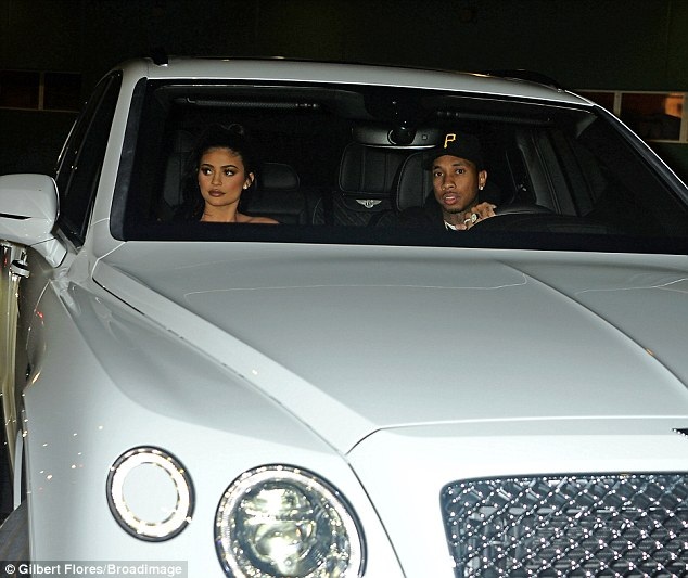 
Kylie Jenner vừa tặng bạn trai 1 chiếc xe Bentley giá 230 nghìn đô la
