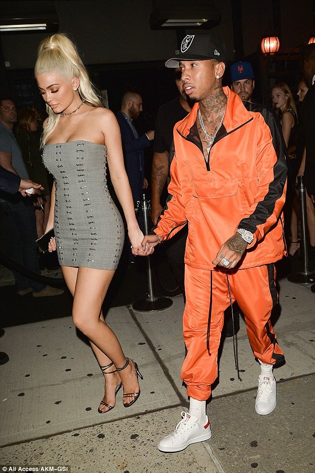 Kylie Jenner tình tứ bên bạn trai gốc Việt - 6
Đôi tình nhân trẻ từng chia tay nhau ít tuần hồi tháng 5 nhưng hàn gắn nhanh chóng vì nhận ra mình không thể sống thiếu nhau.