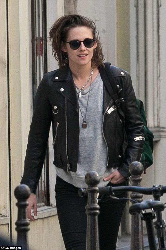 Sao Chạng vạng hôn bạn gái đồng tính trên phố - 8
Kristen Stewart chỉ tham dự một số sự kiện lớn tại Hollywood với tư cách khách VIP