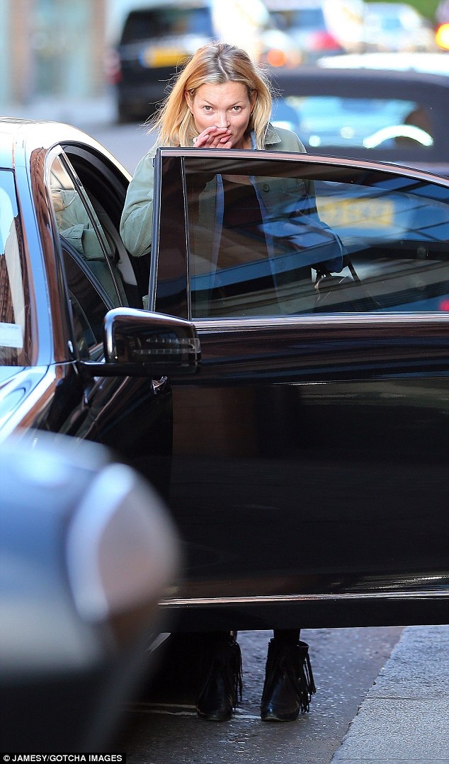 
Kate Moss giờ đã qua tuổi 40 và không còn giữ được nhan sắc, vẻ rạng rỡ ngày xưa
