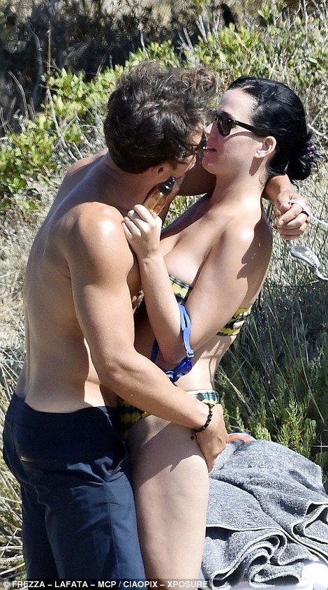 Orlando Bloom tình tứ hôn Katy Perry - 6
Orlando Bloom từng dính scandal tình ái với Selena Gomez gần đây nhưng vẫn được Katy bỏ qua và tha thứ