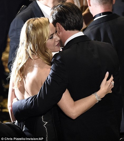 Kate Winslet nghẹn ngào chứng kiến Leonardo DiCaprio nhận giải Oscar - 10
Kate ôm hôn chúc mừng người đồng nghiệp thân thiết giành chiến thắng.