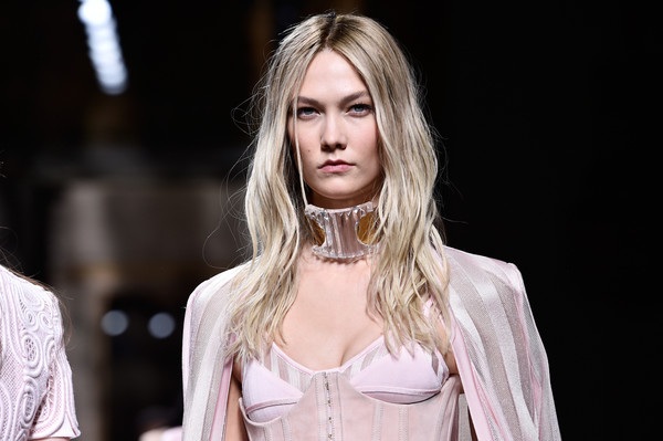 Dàn siêu mẫu cuốn hút tại tuần lễ thời trang Paris - 13
Karlie Kloss - người mẫu sở hữu chiều cao 1,85m