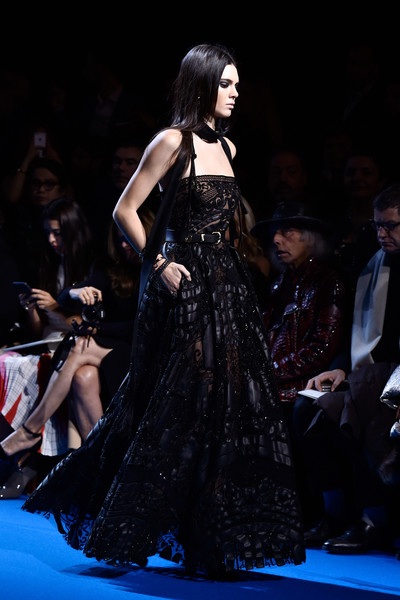 Kendall Jenner đắt show tại tuần lễ thời trang Paris - 2
Em cô Kim nổi bật trên sàn catwalk với phong thái thanh lịch