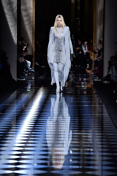 Dàn siêu mẫu cuốn hút tại tuần lễ thời trang Paris - 3
Siêu mẫu trẻ trình diễn lôi cuốn