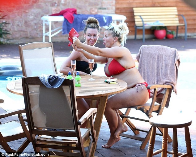 
Cô vui vẻ chụp hình bên bạn thân Michelle Heaton
