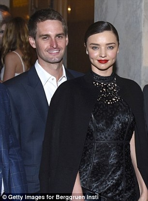 Miranda Kerr khoe nhà siêu đẹp - 6
Miranda hơn bạn trai gần 10 tuổi nhưng trông họ vẫn rất đẹp đôi