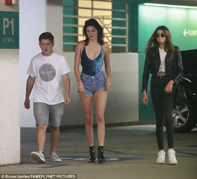 Con gái Cindy Crawford thân thiết với em cô Kim - 5
Kaia Gerber mới 15 tuổi đã cao 1,7m - thừa hưởng mọi nét đẹp của bố mẹ - cũng là siêu mẫu đình đám 1 thời