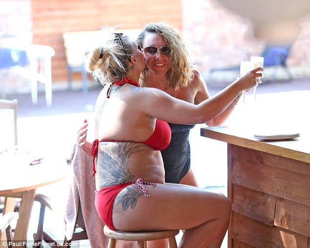 
Kerry Katona dành nhiều thời gian bên bạn bè từ sau 3 cuộc hôn nhân thất bại
