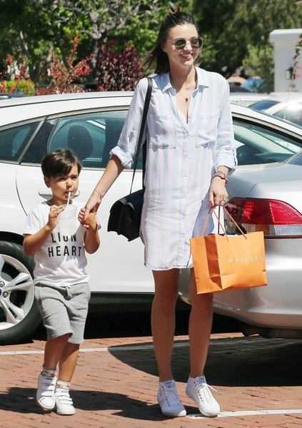 Miranda Kerr khoe nhà siêu đẹp - 7
Thật khó tin đây là 1 bà mẹ của 1 cậu nhóc 5 tuổi!