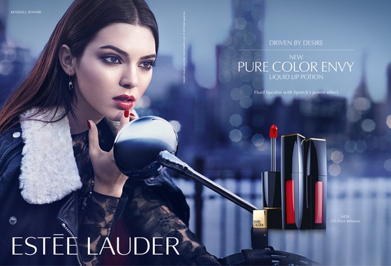 Em cô Kim liên tục lên bìa báo - 8
Kendall trong ảnh quảng cáo của Estée Lauder. Cô cũng là đại diện của nhãn hiệu CK.