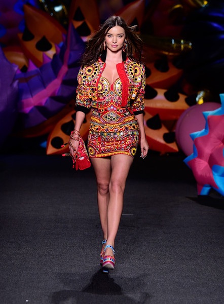 Miranda Kerr khoe nhà siêu đẹp - 8
Cách đây 1 tháng, Miranda Kerr xuất hiện sành điệu và trẻ trung trên sàn catwwalk trong buổi diễn của Moschino tại Los Angeles, California.